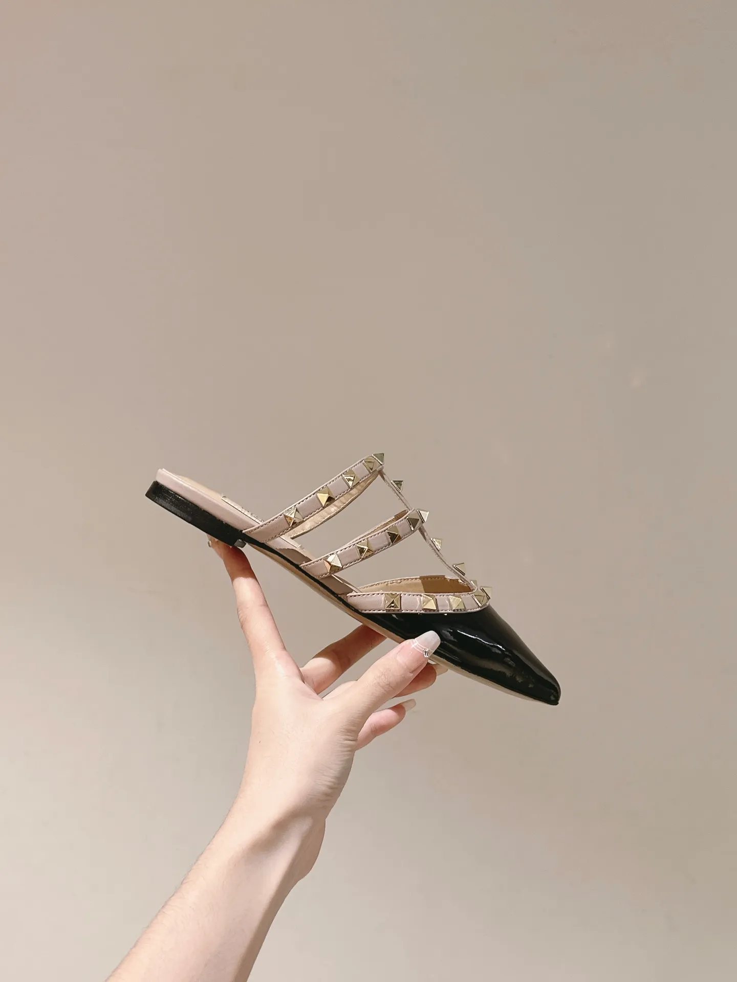 👟👟Ex-factory price 520👟👟 | ²⁰²4 𝐬𝐬 🤍🤎 Versatile series for all seasons! Is your shoe cabinet missing a pair? [Proud] Purchasing agent level! 🔥 The entire VALENTINO series is produced by Taiwan-funded factories! Getting in and out of the counter is stress-free! ROCKSTUD Valentino studded patent leather ballet flats ONE STUD retro craft pyramid large rivet buckle flats/high heels Smooth shoe lines and awesome version Comfortable upper foot. Increases height. Looks slimmer. Elongates leg lines. Imported mirrored calfskin/cow patent leather/high-density silk material Lambskin lining Italian high-density leather outsole Size35-39 (40/41/42 can be customized) Heel height: flat/4.5cm/ Counter synchronized gift box 💝 packaging!
